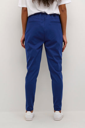 Pantalon pour femme par Kaffe | 10508651 Bleu Phare | Boutique Vvög, vêtements mode pour homme et femme