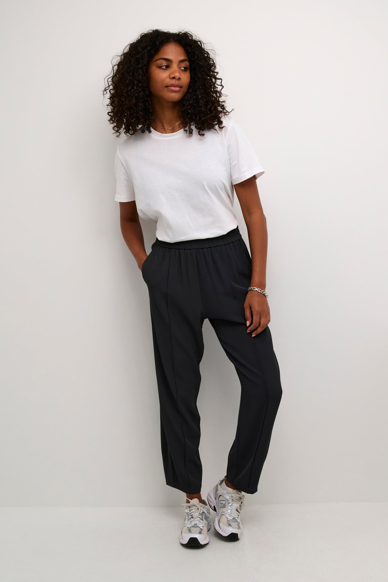 Pantalon pour femme par Kaffe | 10509101 Huître Noire | Boutique Vvög, vêtements mode pour homme et femme