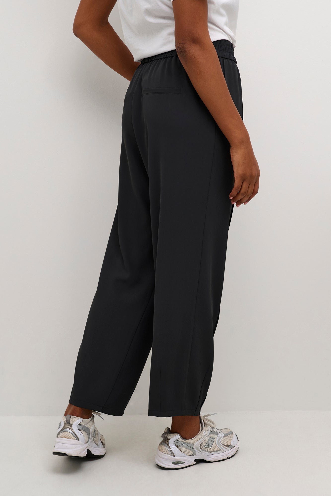 Pantalon pour femme par Kaffe | 10509101 Huître Noire | Boutique Vvög, vêtements mode pour homme et femme