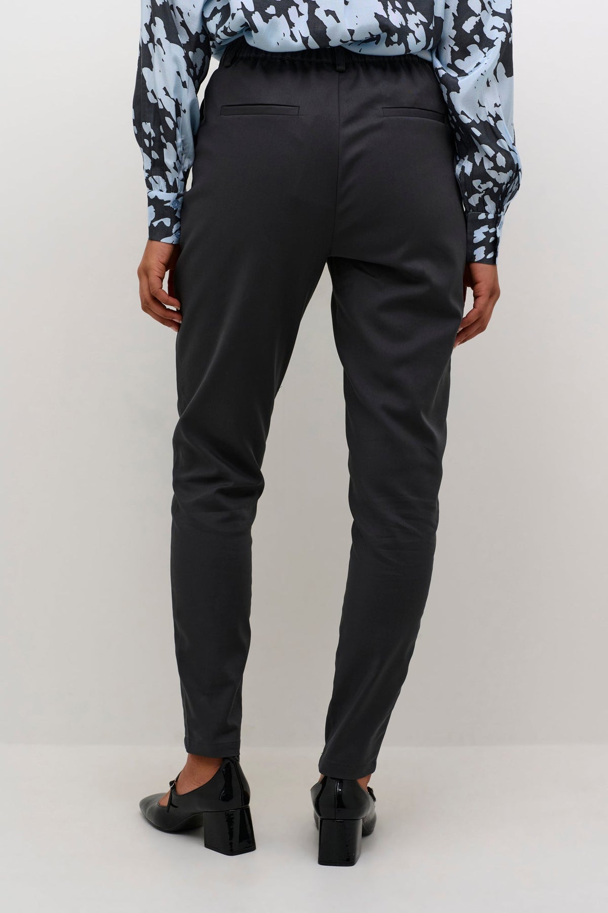 Pantalon pour femme par Kaffe | 10509133 Huître Noire | Boutique Vvög, vêtements mode pour homme et femme