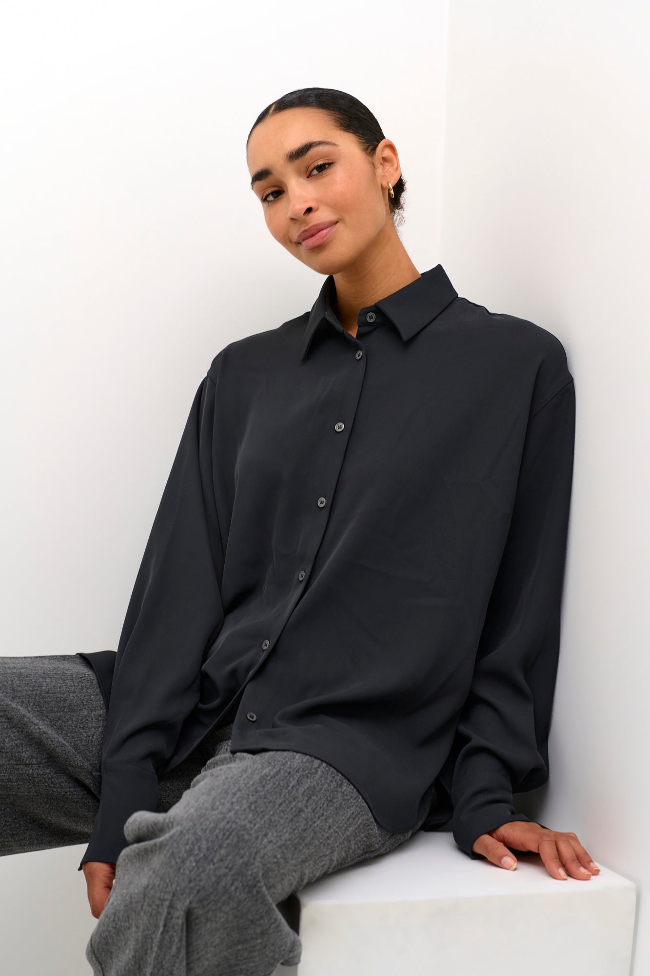 Blouse pour femme par Kaffe | 10509222 Huître Noire | Boutique Vvög, vêtements mode pour homme et femme