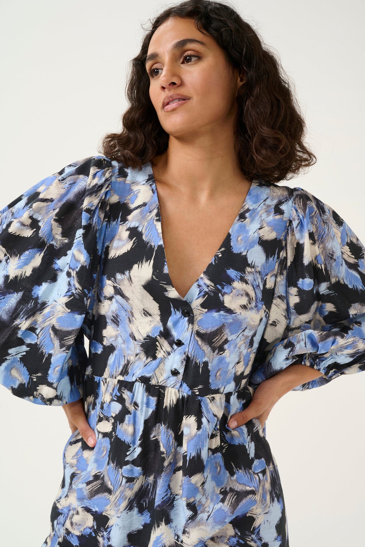 Tunique pour femme par Kaffe | 10509355 Graphisme Noir/Bleu | Boutique Vvög, vêtements mode pour homme et femme