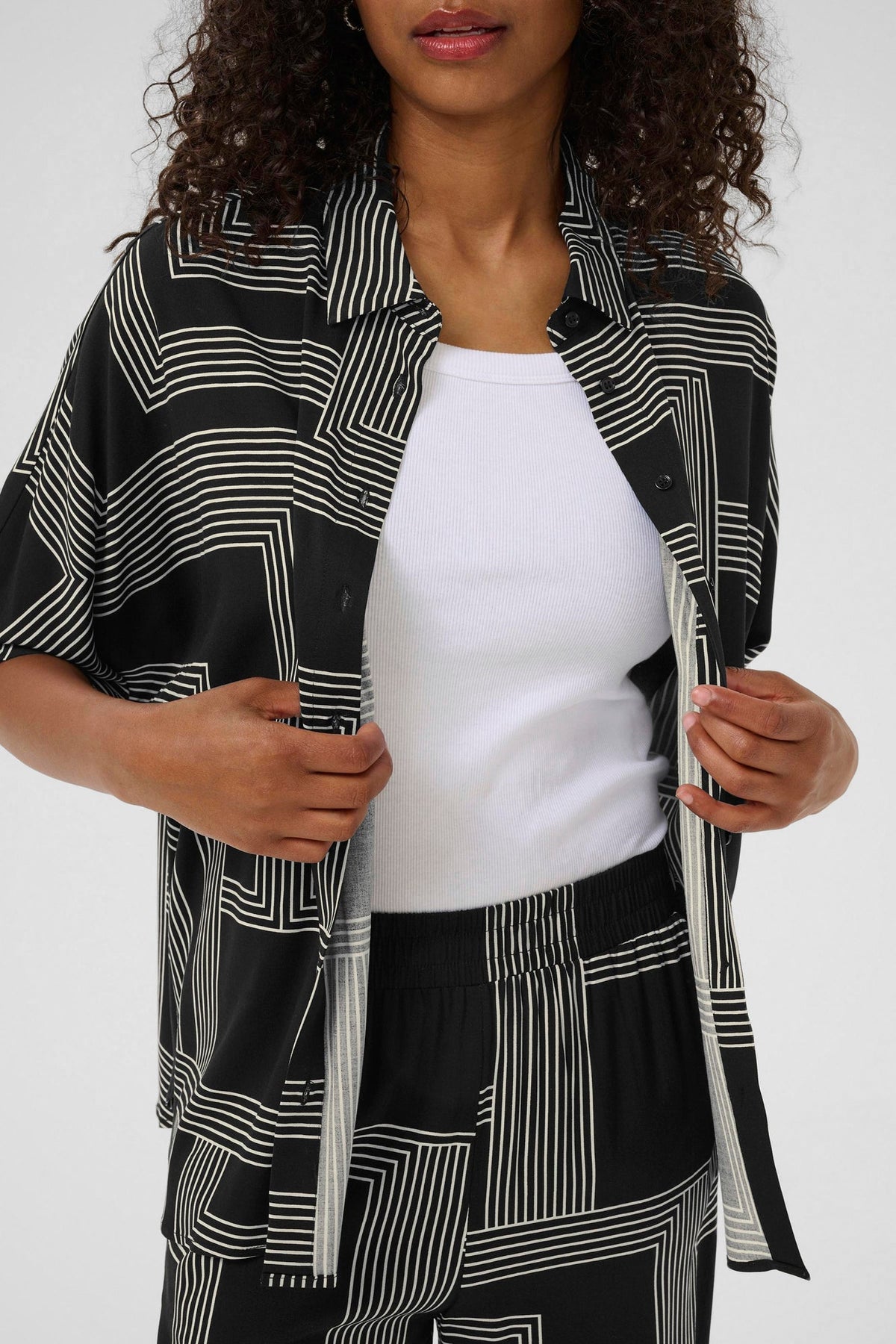 Blouse pour femme par Kaffe | 10510103 Noir/Craie Raisin | Boutique Vvög, vêtements mode pour homme et femme