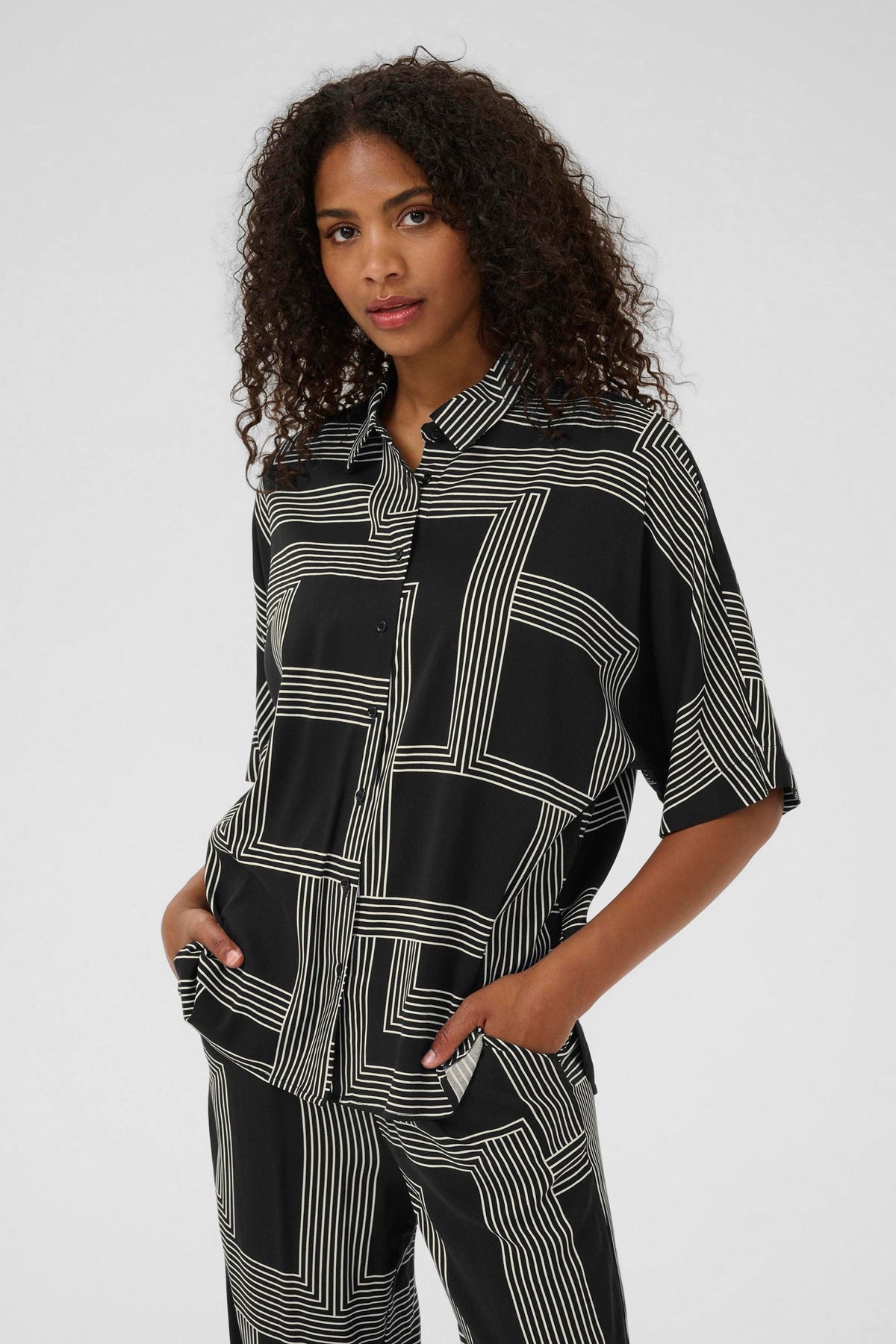 Blouse pour femme par Kaffe | 10510103 Noir/Craie Raisin | Boutique Vvög, vêtements mode pour homme et femme