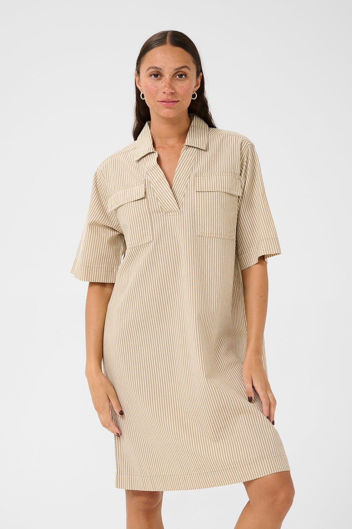 Robe pour femme par Kaffe | 10510107 Chincilla/Blanc | Boutique Vvög, vêtements mode pour homme et femme