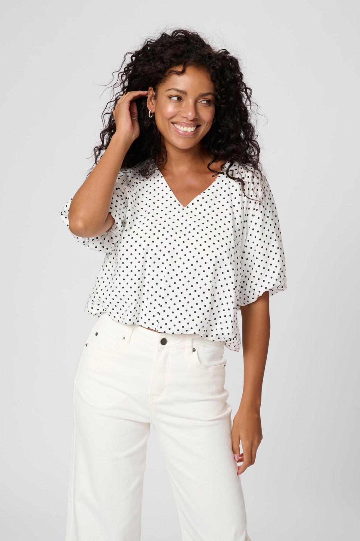 Blouse pour femme par Kaffe | 10510120 Craie/Point Noir | Boutique Vvög, vêtements mode pour homme et femme