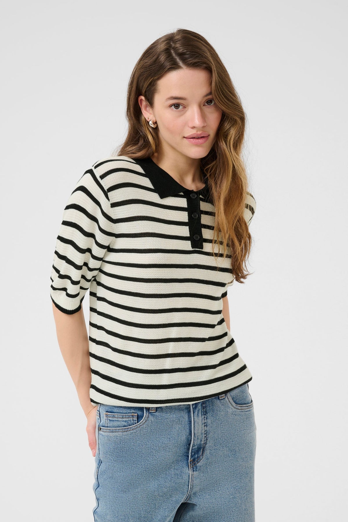 Polo pour femme par Kaffe | 10510176 Craie/Rayures Noires | Boutique Vvög, vêtements mode pour homme et femme