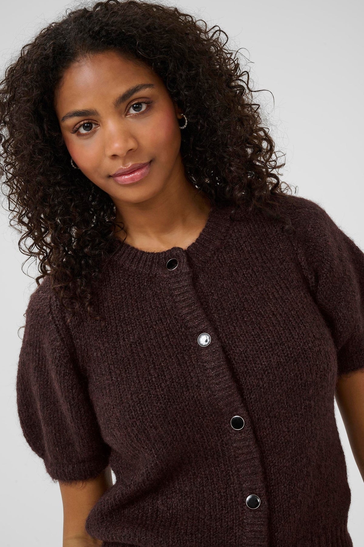 Cardigan pour femme par Kaffe | 10510296 Fudge | Boutique Vvög, vêtements mode pour homme et femme