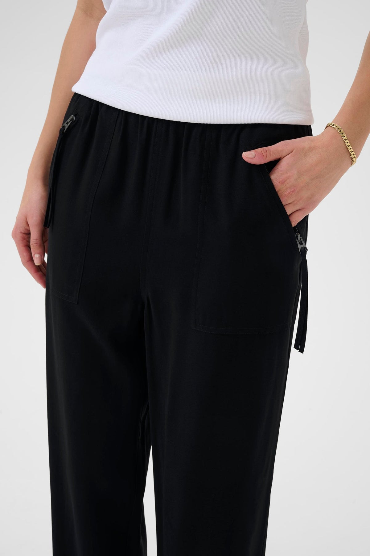 Pantalon pour femme par Kaffe | 10510308 Noir Profond | Boutique Vvög, vêtements mode pour homme et femme