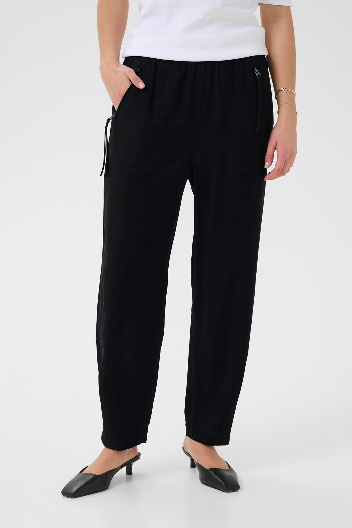 Pantalon pour femme par Kaffe | 10510308 Noir Profond | Boutique Vvög, vêtements mode pour homme et femme