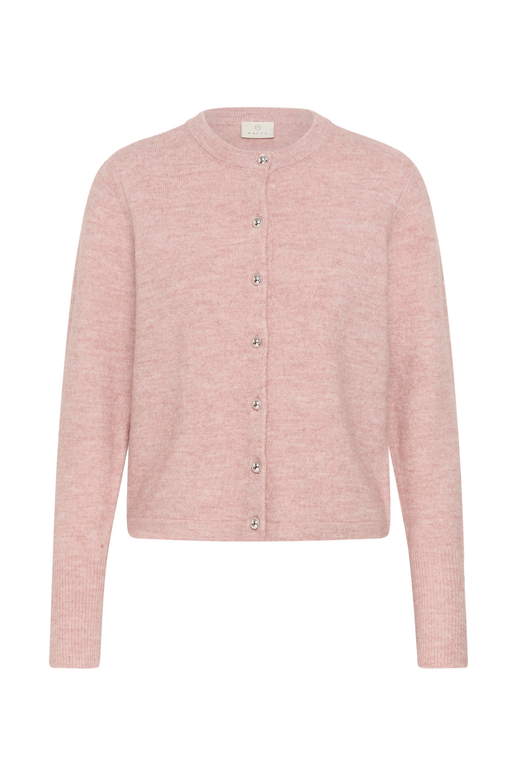 Cardigan en tricot rose pâle isolé de face, boutons argentés, col rond et poignets côtelés pour femme par Kaffe