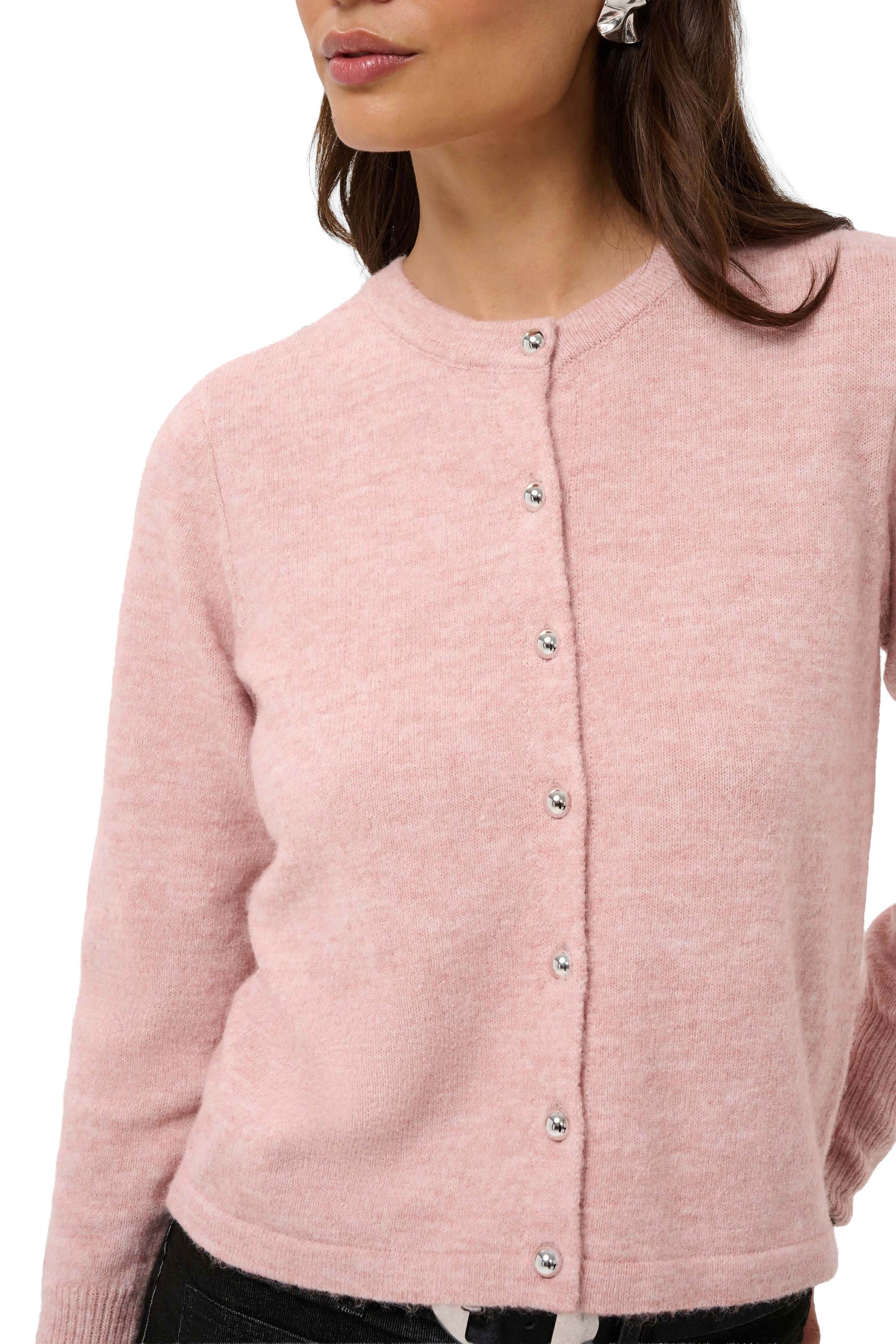Détail du cardigan rose pâle montrant le col rond côtelé, la patte de boutonnage et le tricot pour femme par Kaffe
