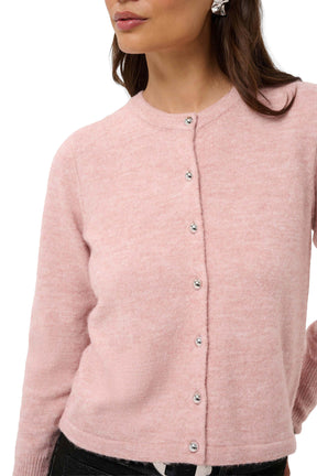 Détail du cardigan rose pâle montrant le col rond côtelé, la patte de boutonnage et le tricot pour femme par Kaffe