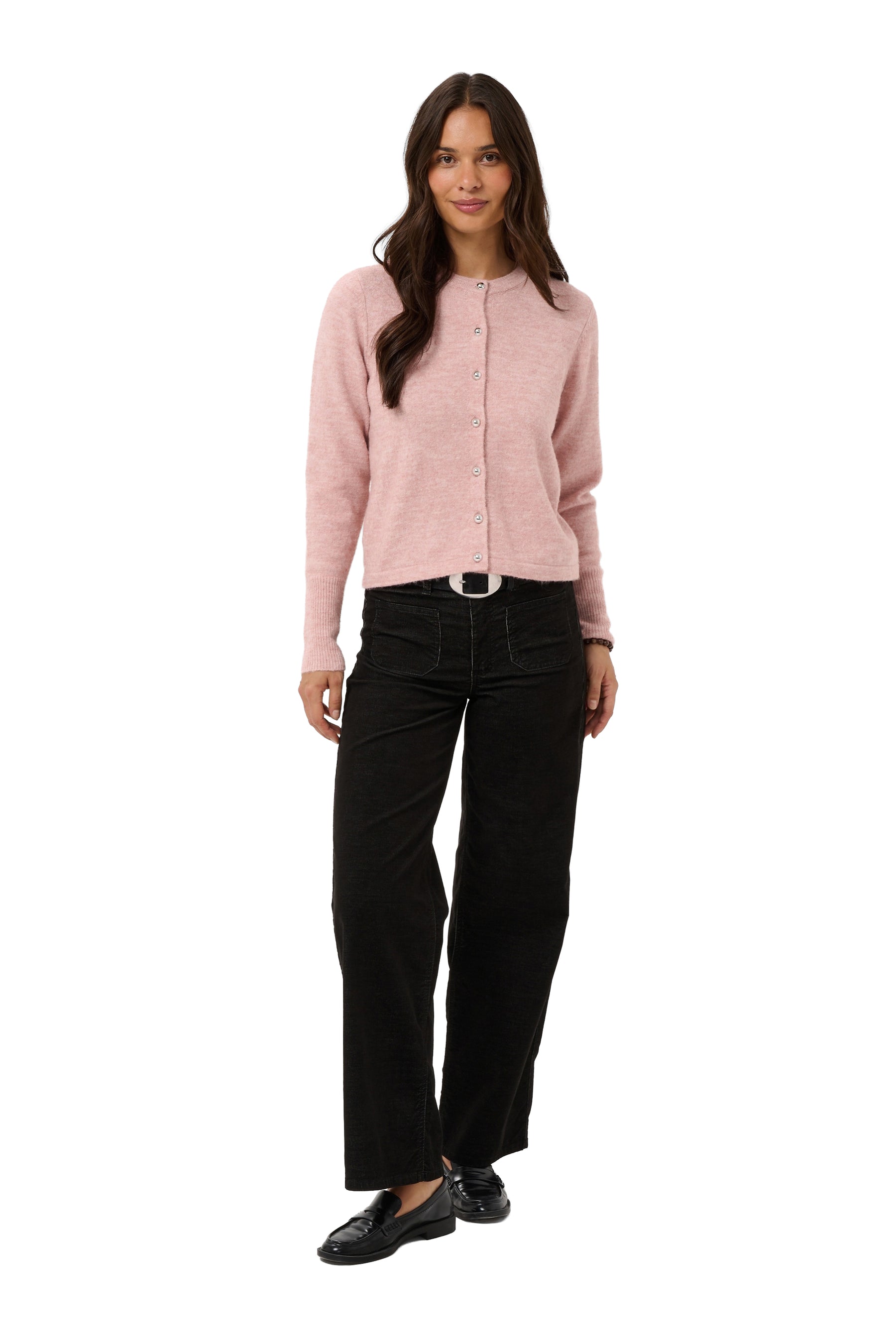 Cardigan en tricot rose pâle vu de face sur mannequin, boutons argentés et poignets côtelés pour femme par Kaffe