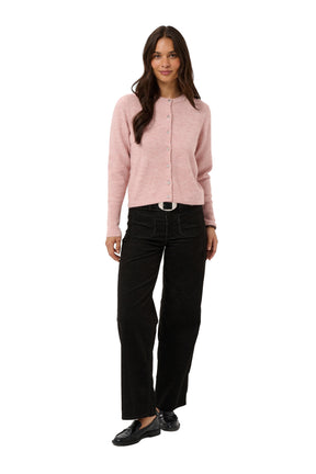 Cardigan en tricot rose pâle vu de face sur mannequin, boutons argentés et poignets côtelés pour femme par Kaffe