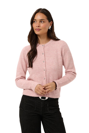 Cardigan en tricot rose pâle porté de face, col rond, boutons argentés et poignets côtelés pour femme par Kaffe