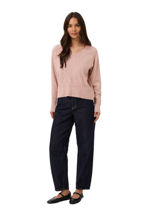 Chandail en tricot rose pâle chiné à col en V et manches longues pour femme par Kaffe, vue de face sur mannequin