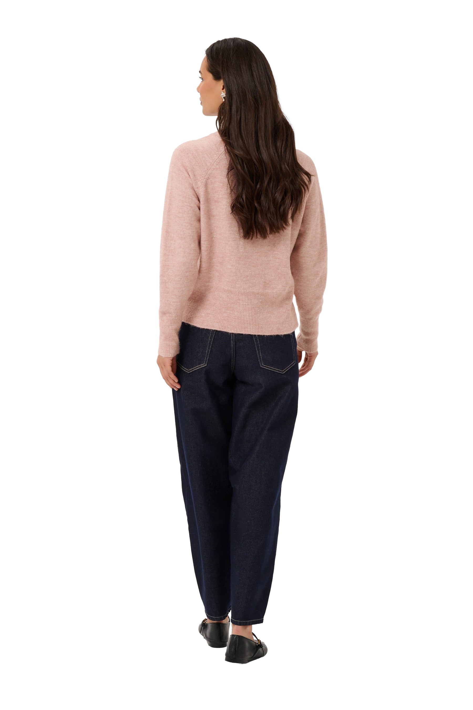 Chandail en tricot rose pâle chiné à manches longues et ourlet côtelé pour femme par Kaffe, vue de dos sur mannequin