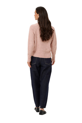 Chandail en tricot rose pâle chiné à manches longues et ourlet côtelé pour femme par Kaffe, vue de dos sur mannequin