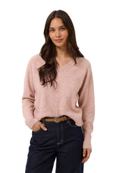 Vue de face du chandail en tricot rose pâle chiné à col en V, ourlet côtelé et manches longues pour femme par Kaffe
