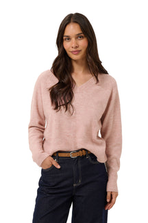 Vue de face du chandail en tricot rose pâle chiné à col en V, ourlet côtelé et manches longues pour femme par Kaffe