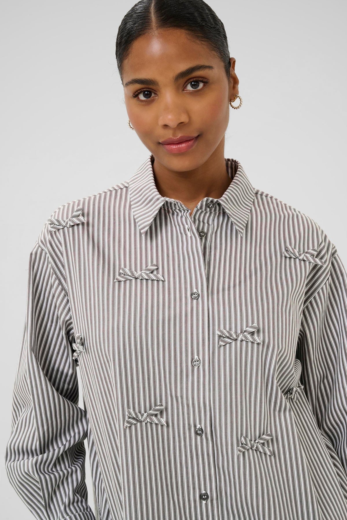 Blouse pour femme par Kaffe | 10510607 Gris/Rayures Blanches | Boutique Vvög, vêtements mode pour homme et femme