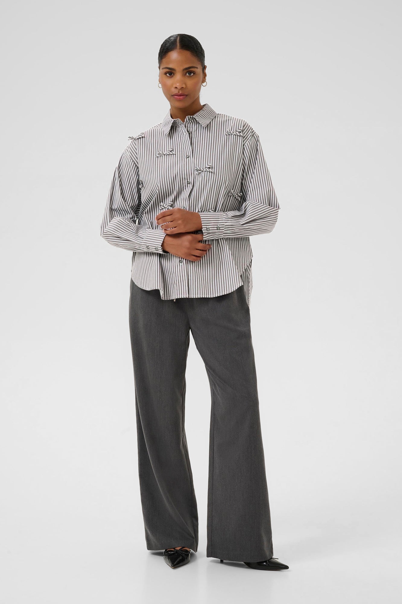 Blouse pour femme par Kaffe | 10510607 Gris/Rayures Blanches | Boutique Vvög, vêtements mode pour homme et femme