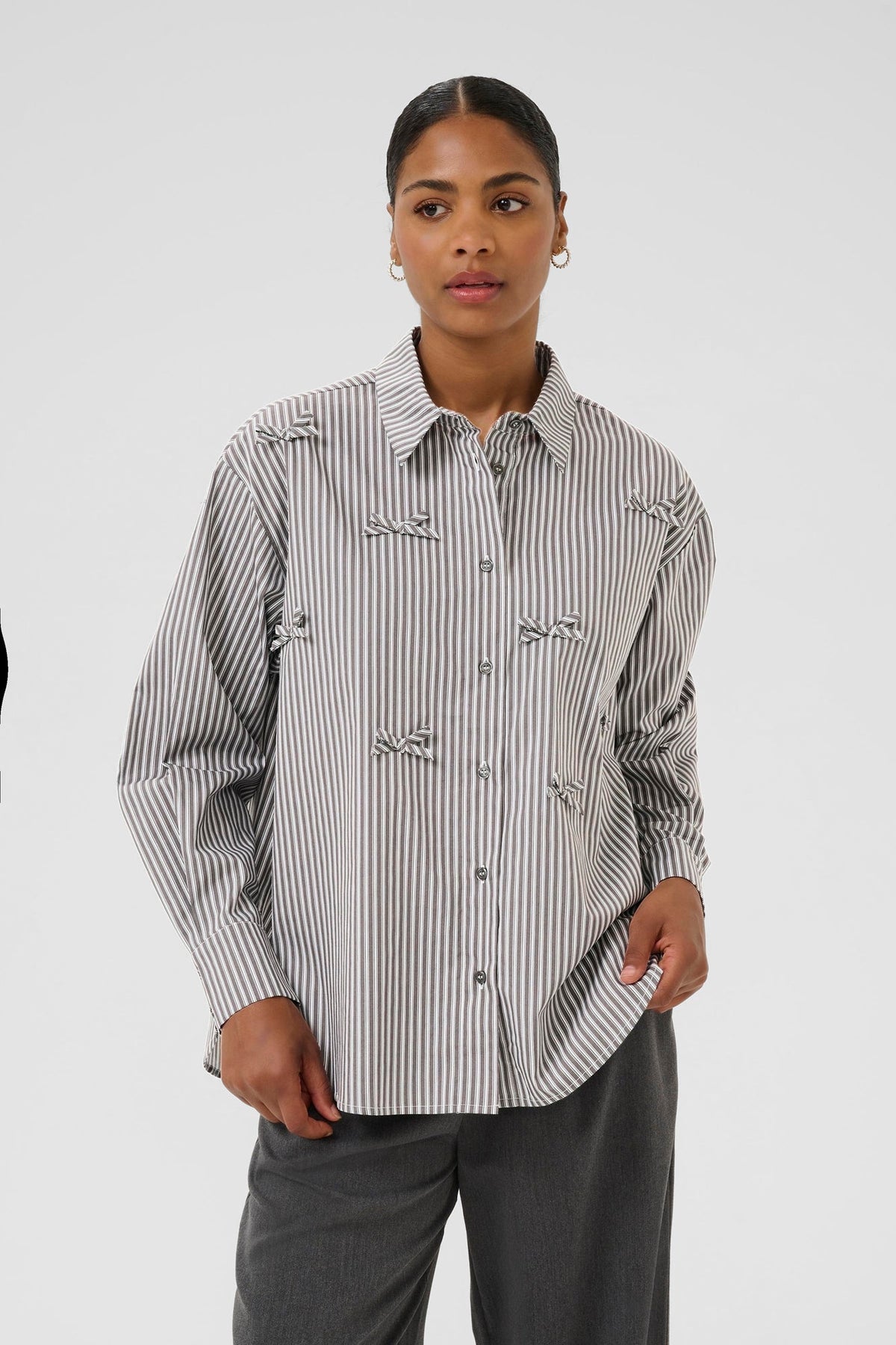 Blouse pour femme par Kaffe | 10510607 Gris/Rayures Blanches | Boutique Vvög, vêtements mode pour homme et femme