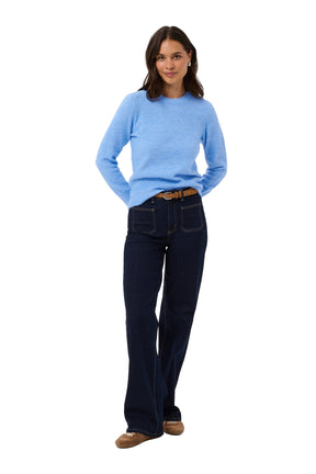 Vue avant plein pied d’un chandail manches longues en tricot bleu pâle chiné avec col rond pour femme par Kaffe