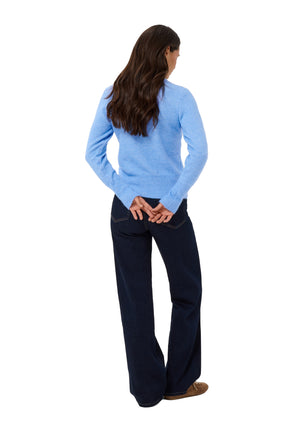 Vue arrière sur mannequin d’un chandail manches longues en tricot bleu pâle chiné avec ourlet côtelé pour femme par Kaffe