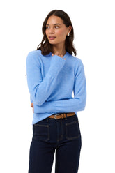 Chandail manches longues en tricot bleu pâle chiné avec col rond pour femme par Kaffe, vue avant sur mannequin
