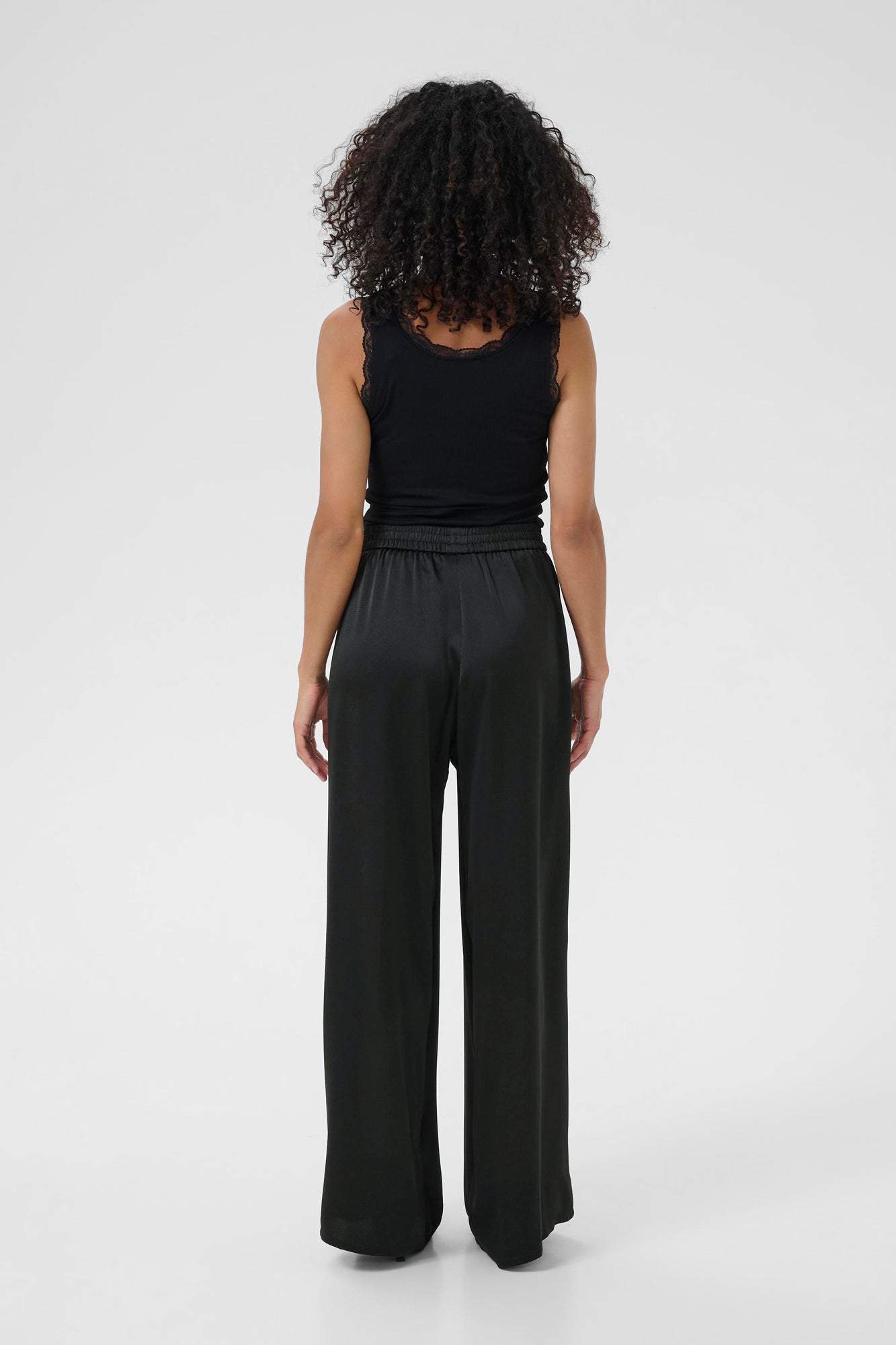 Pantalon pour femme par Kaffe | 10511059 Noir Profond | Boutique Vvög, vêtements mode pour homme et femme