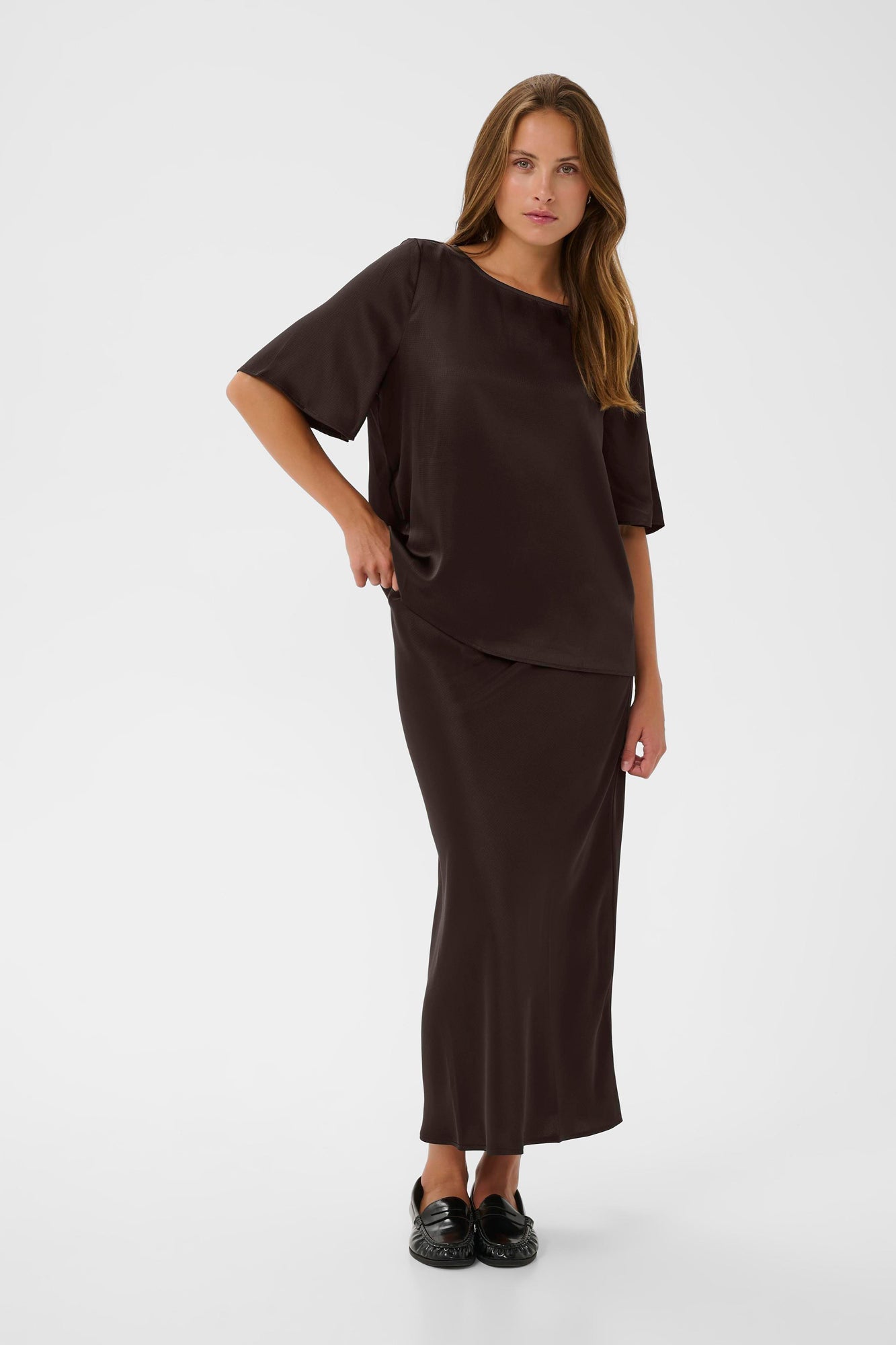 Chandail manches courtes pour femme par Kaffe | 10511083 Café Noir | Boutique Vvög, vêtements mode pour homme et femme