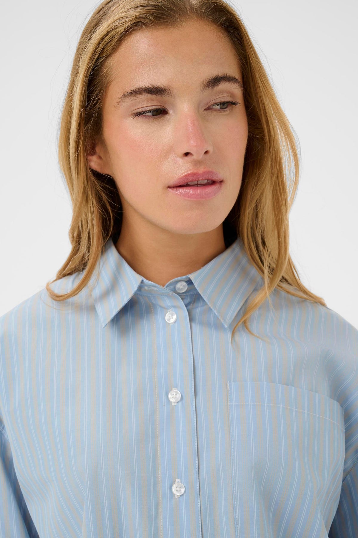 Blouse pour femme par Kaffe | 10511099 Rayure Bleu Poudre | Boutique Vvög, vêtements mode pour homme et femme