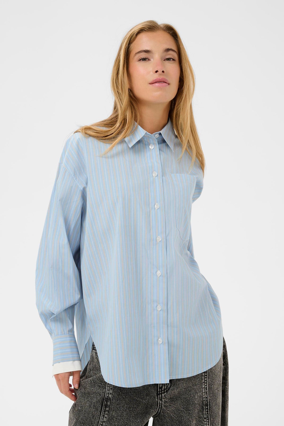 Blouse pour femme par Kaffe | 10511099 Rayure Bleu Poudre | Boutique Vvög, vêtements mode pour homme et femme