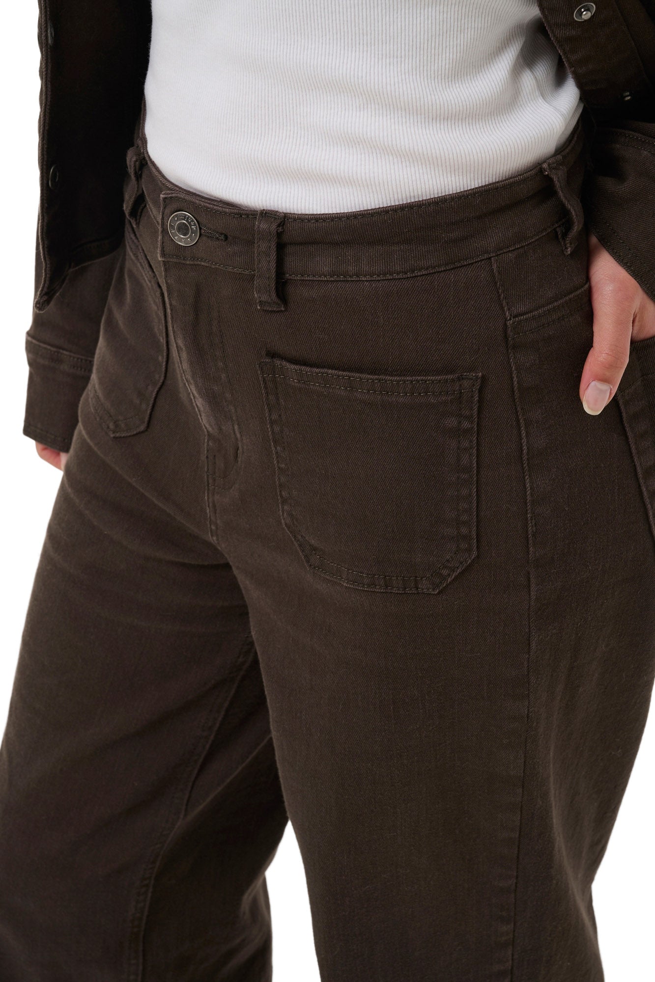 Détail de la taille de la jean jambe large brun foncé avec bouton métal, passants et poche appliquée pour femme par Kaffe