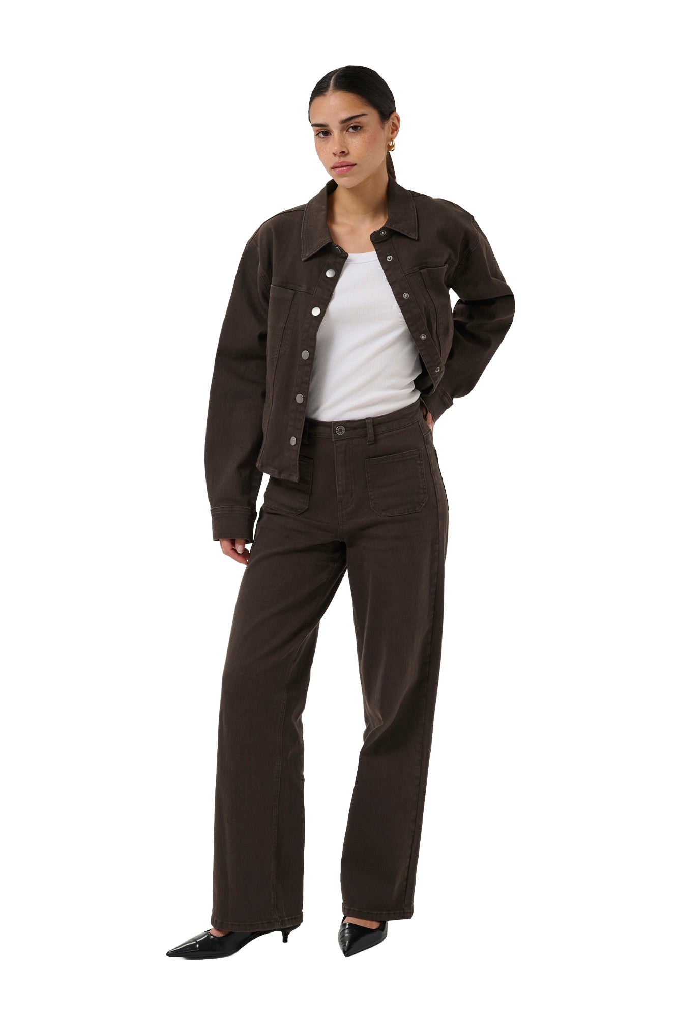 Vue avant complète du jean brun foncé à jambe large avec poches, porté avec veste assortie pour femme par Kaffe