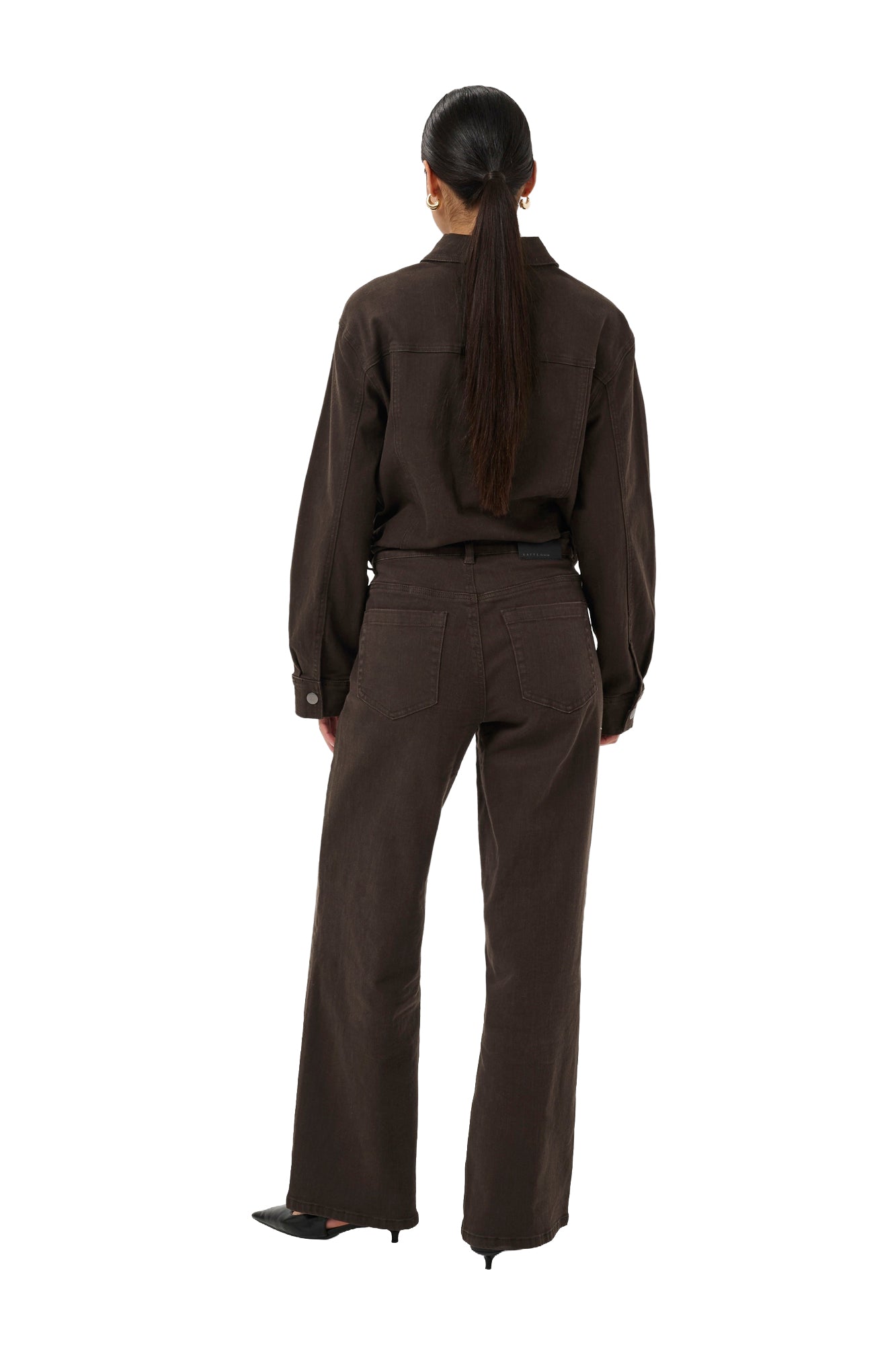 Vue arrière sur modèle du jean brun foncé à jambe large avec poches et étiquette noire pour femme par Kaffe