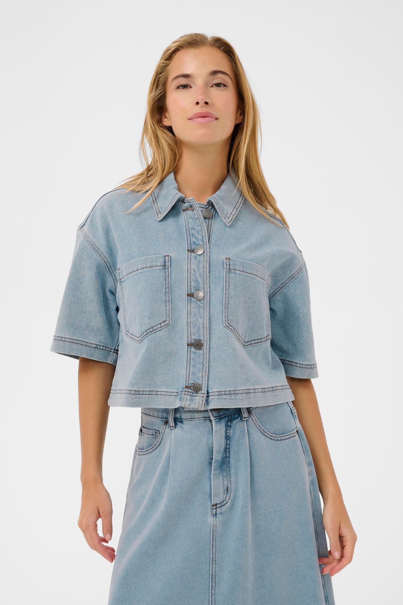 Surchemise denim pour femme par Kaffe | 10511481 Bleu Clair Délavé | Boutique Vvög, vêtements mode pour homme et femme
