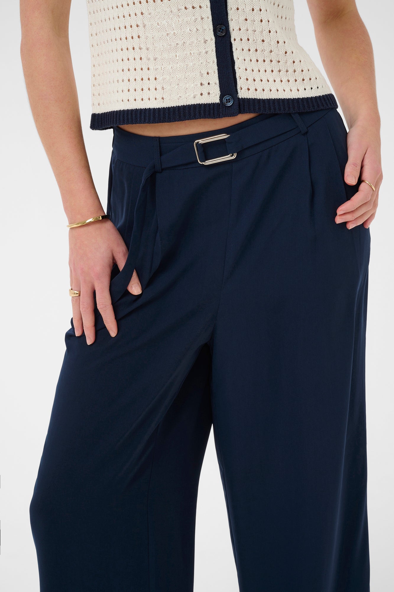 Pantalon pour femme par Kaffe | 10511656 Marine | Boutique Vvög, vêtements mode pour homme et femme