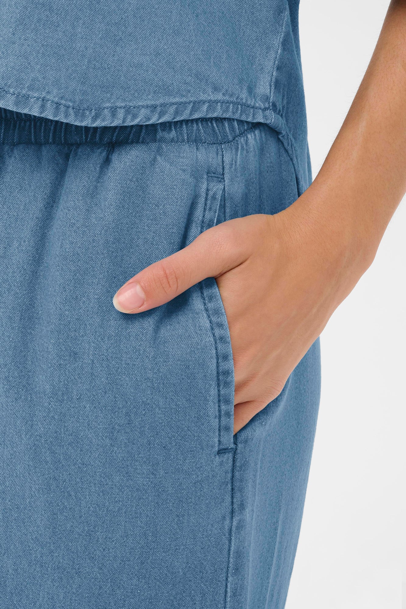 Pantalon pour femme par Kaffe | 10511715 Bleu moyen | Boutique Vvög, vêtements mode pour homme et femme