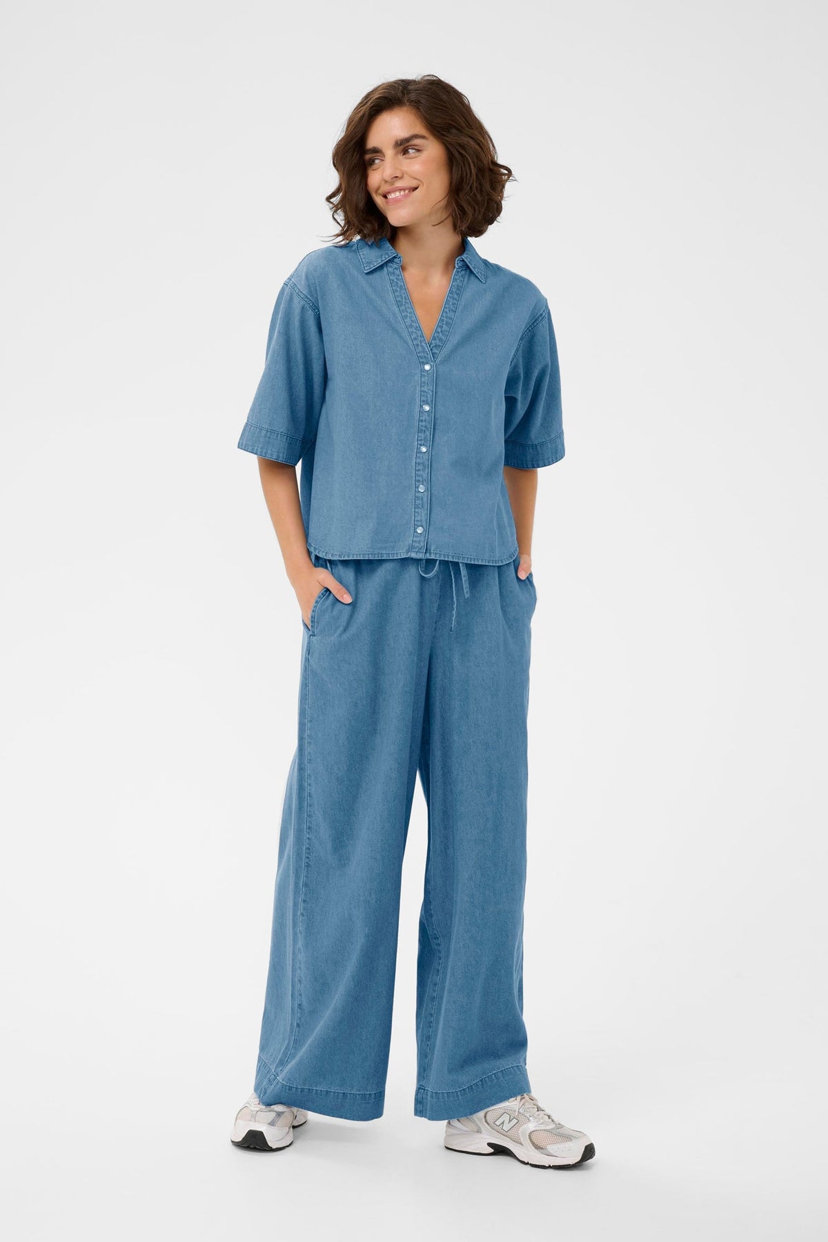 Pantalon pour femme par Kaffe | 10511715 Bleu moyen | Boutique Vvög, vêtements mode pour homme et femme