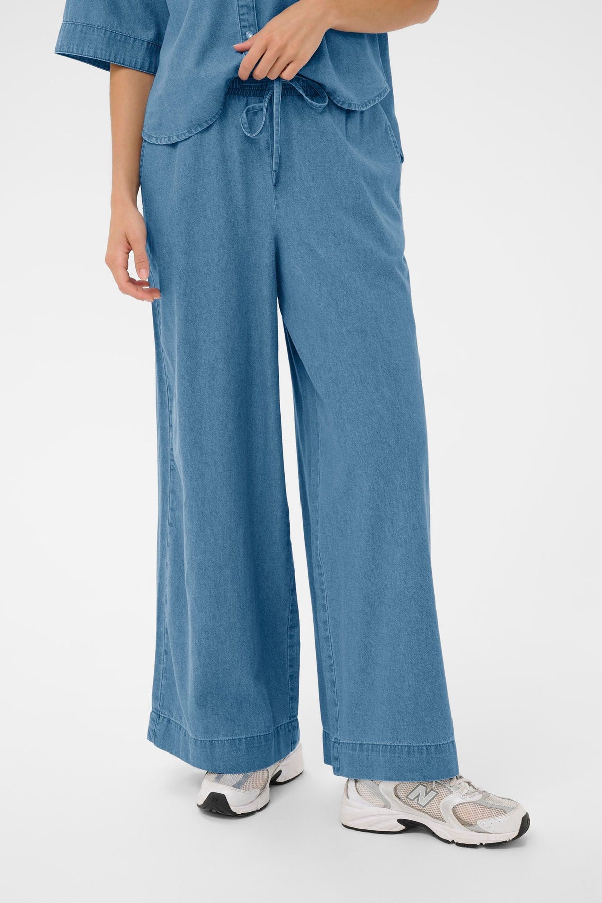 Pantalon pour femme par Kaffe | 10511715 Bleu moyen | Boutique Vvög, vêtements mode pour homme et femme