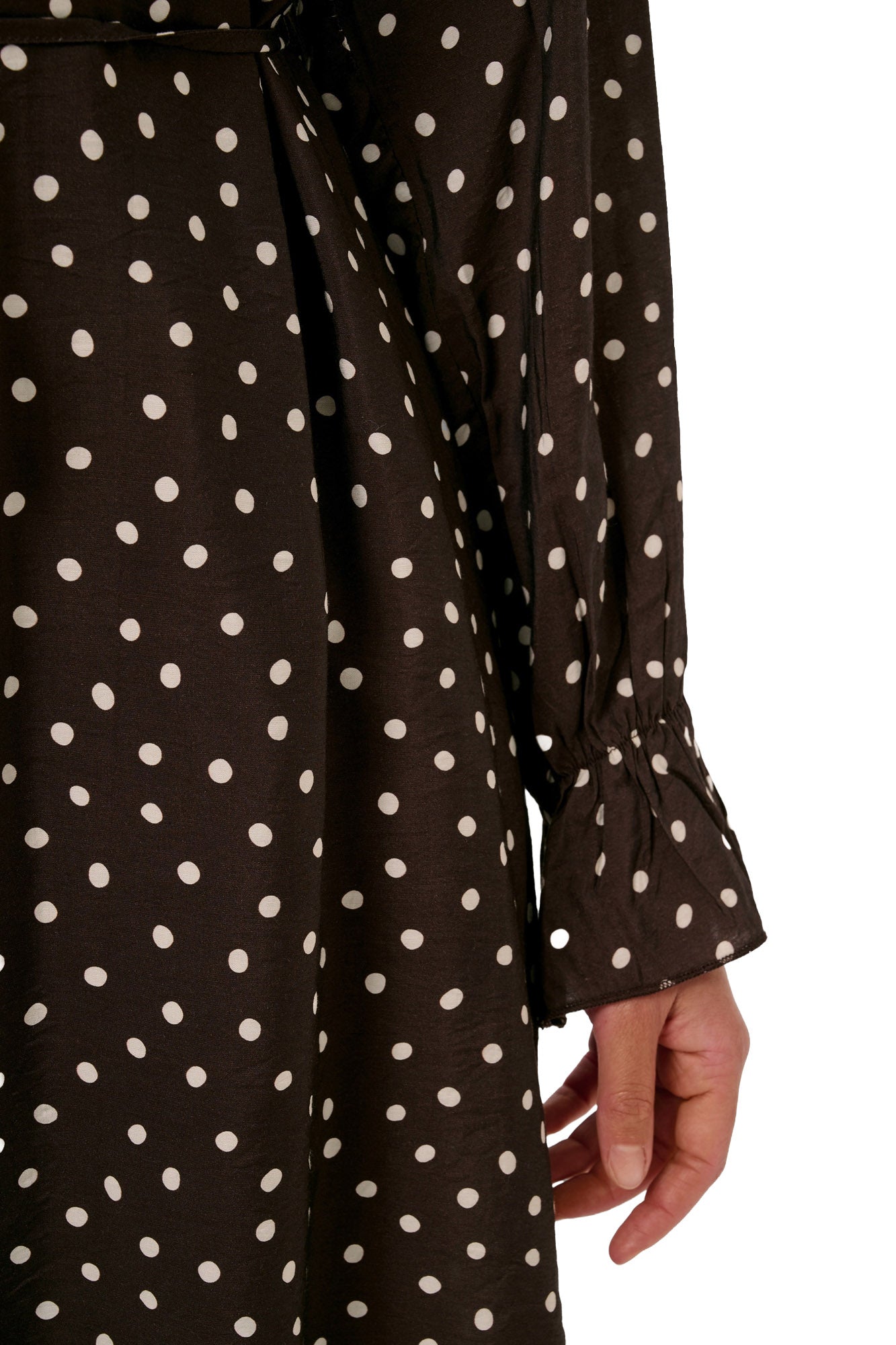 Détail du tissu brun foncé à pois du robe manches longues avec taille nouée pour femme par Kaffe