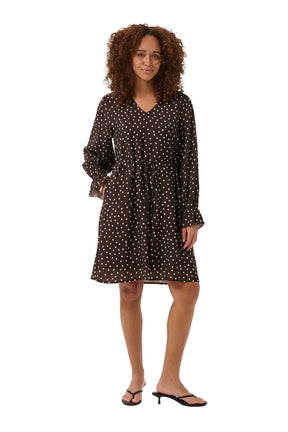 Vue avant complète d'une robe brune foncé à pois, col en V, taille nouée et manches longues pour femme par Kaffe