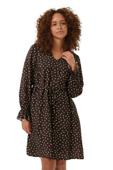 Vue avant portée d’un robe manches longues brune foncé à pois avec col en V et taille nouée pour femme par Kaffe