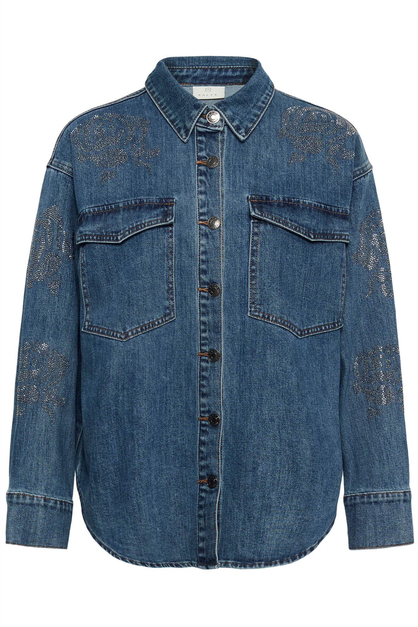 Vue avant du blouse manches longues en denim bleu boutonné avec poches à rabat et roses en strass pour femme par Kaffe