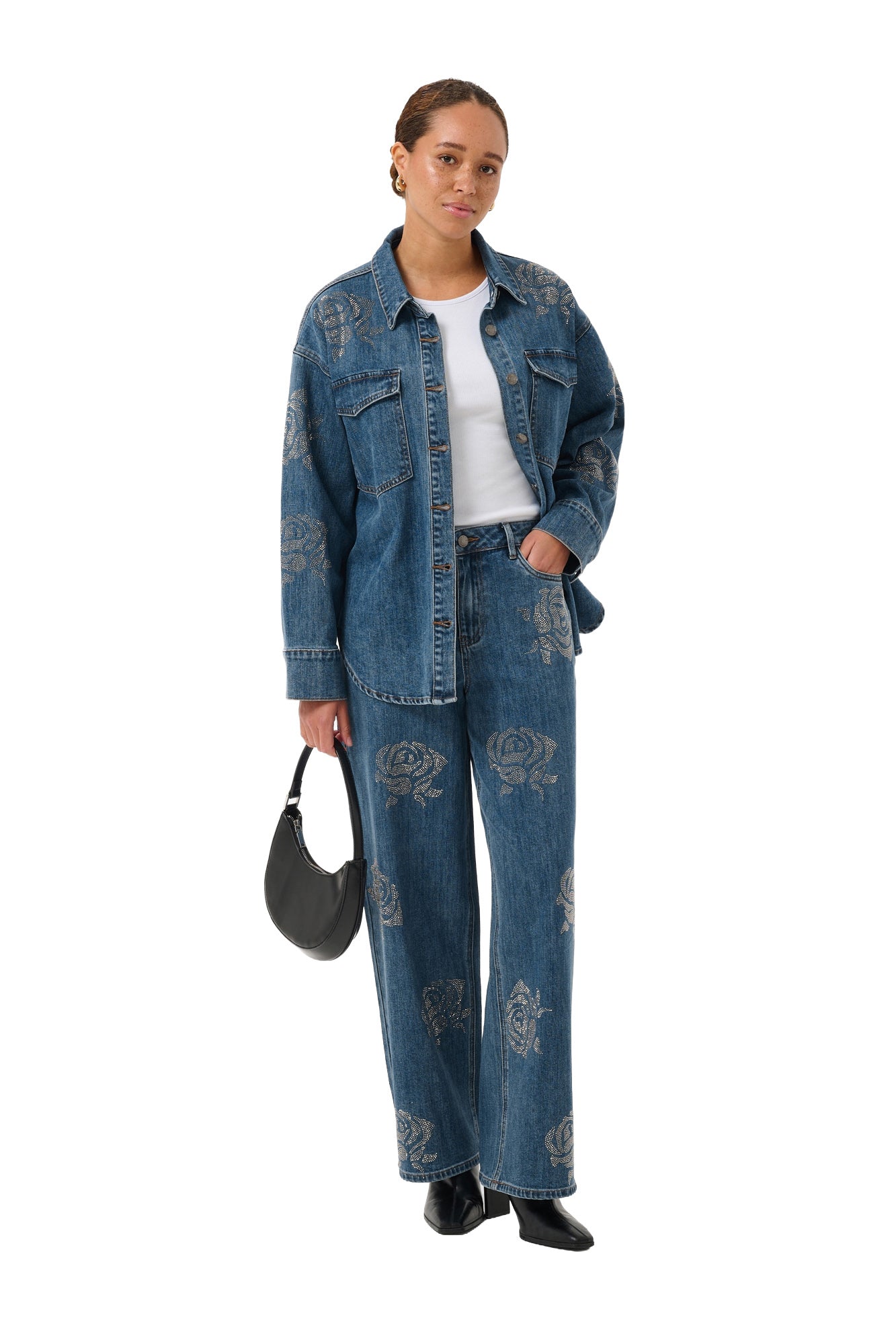 Vue avant entière du blouse manches longues en denim bleu ouverte avec roses en strass pour femme par Kaffe