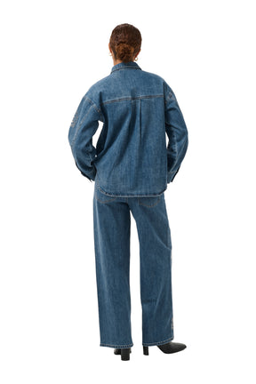 Blouse manches longues en denim bleu avec empiècement, pli et ourlet courbé pour femme par Kaffe, vue de dos sur mannequin