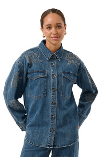 Blouse manches longues en denim bleu avec poches à rabat et roses en strass pour femme par Kaffe, vue avant sur mannequin
